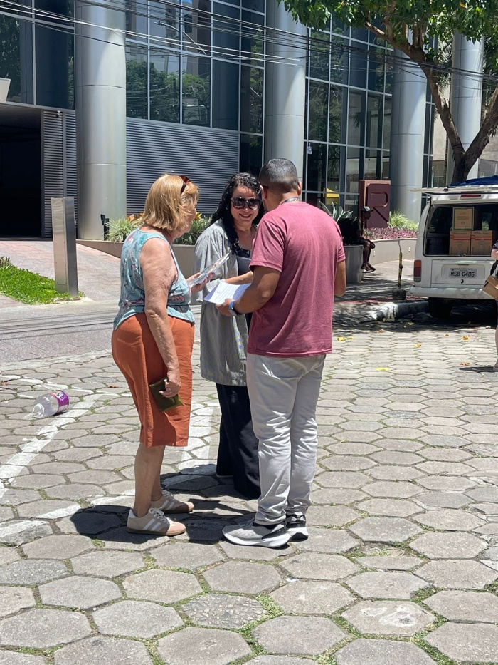 UBS de Santa Luíza promove ação de conscientização sobre ISTs em feira livre