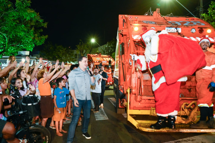 Natal de Encantos na praça Regina Frigeri Firno
