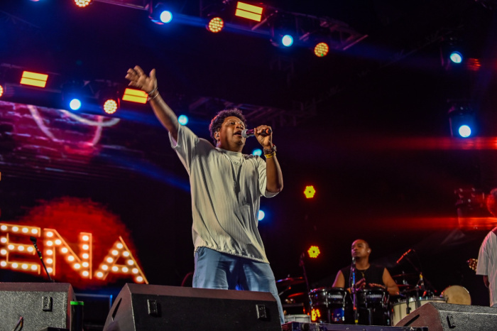 Quem abriu a noite foi o grupo Pele Morena, que em 2026 completa 21 anos de trajetória.