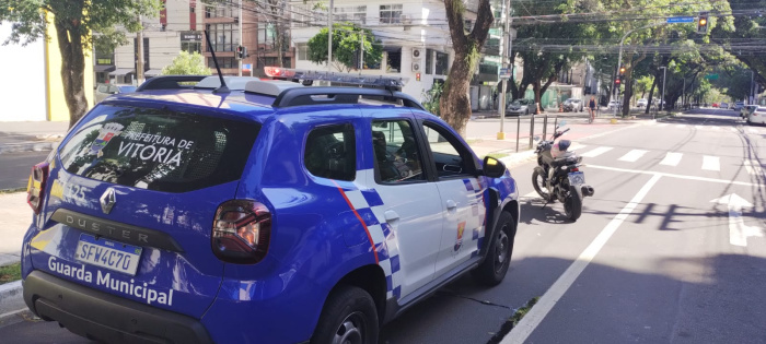 Guarda de Vitória detém condutor e apreende moto clonada na Praia do Canto