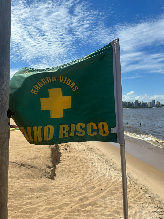 Bandeiras orientam banhistas e ajudam a prevenir afogamentos nas praias de Vitória