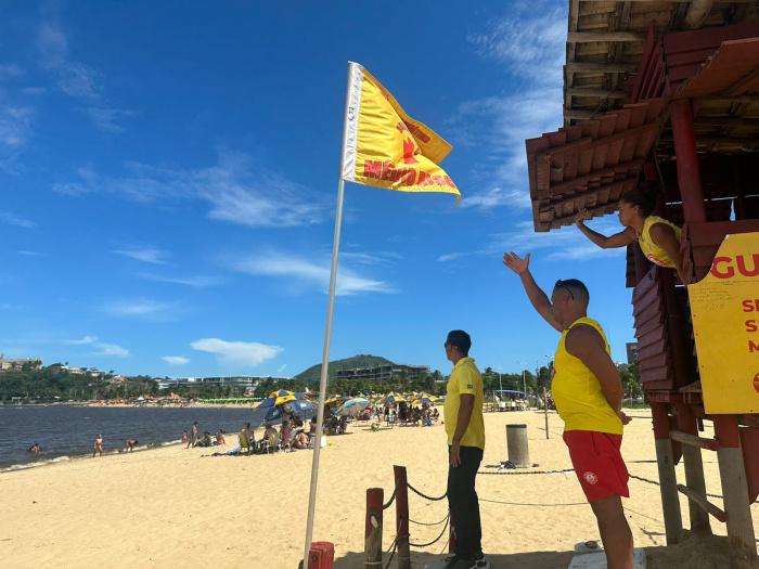 Bandeiras orientam banhistas e ajudam a prevenir afogamentos nas praias de Vitória