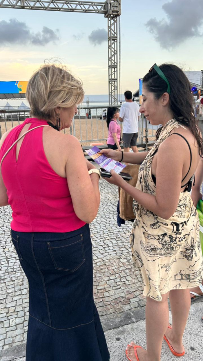 conscientização e orientação para mulheres sobre violência doméstica na arena verão