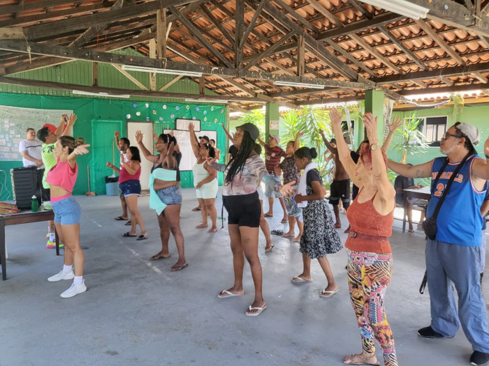 Atendidos no Centro Pop ensaiam para desfile na Mocidade Serrana