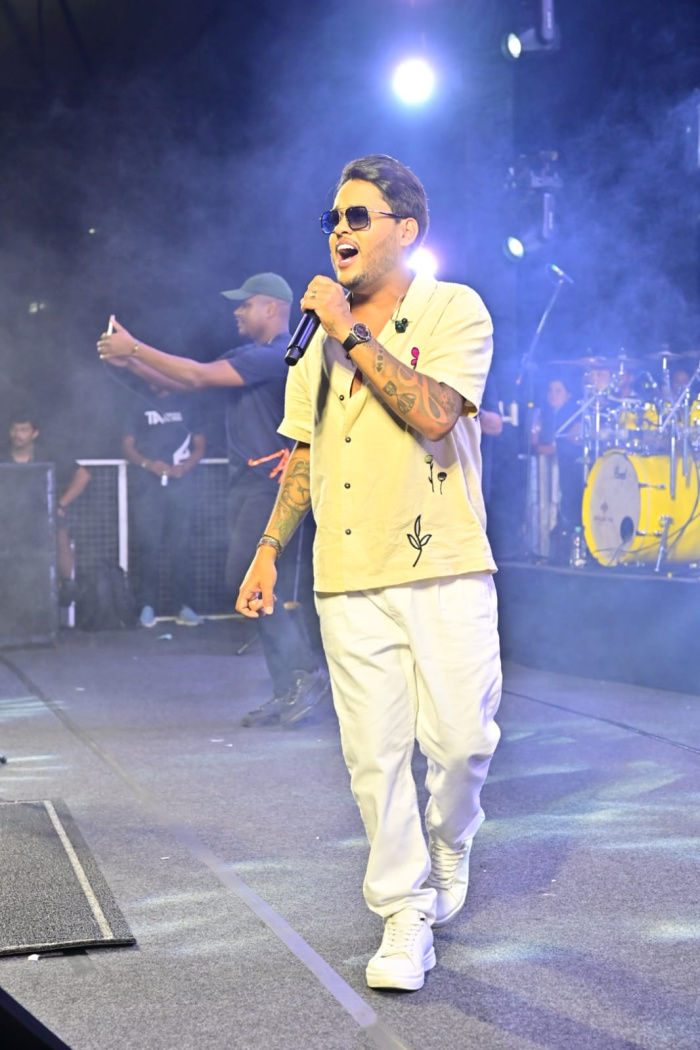 Thiago Aquino levantou o público nas areias da Arena de Verão em Camburi