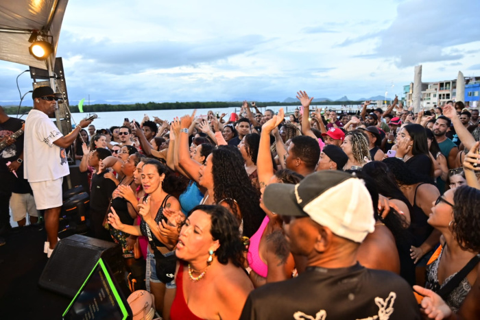 Psirico agita a orla de São Pedro em show surpresa especial