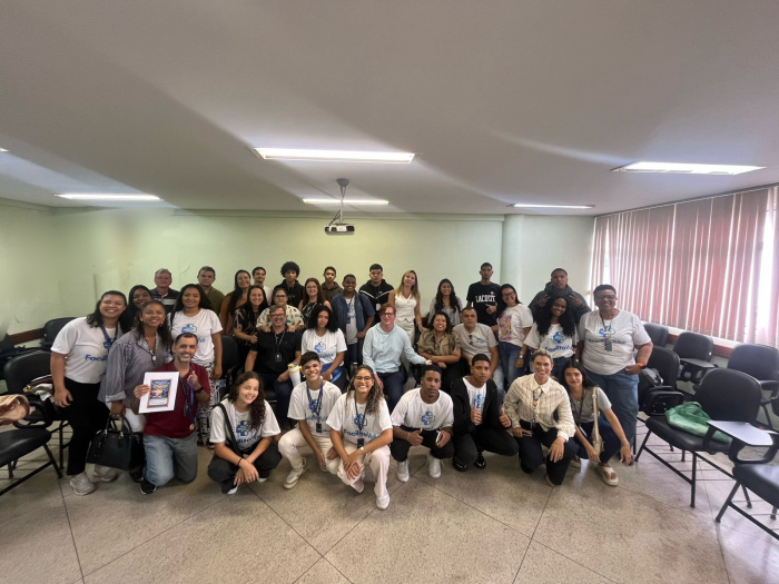 FacilitaVix: novos estagiários são treinados para uso dos totens nas unidades de saúde de Vitória