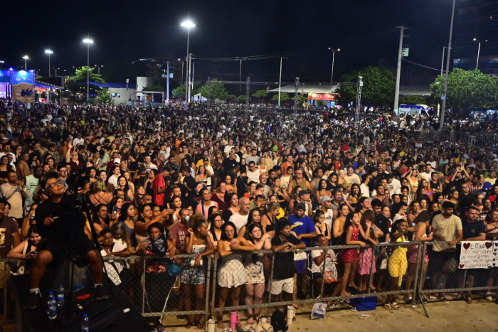 Penúltima noite da Arena de Verão lota Camburi com dois shows e transmissão em TV aberta