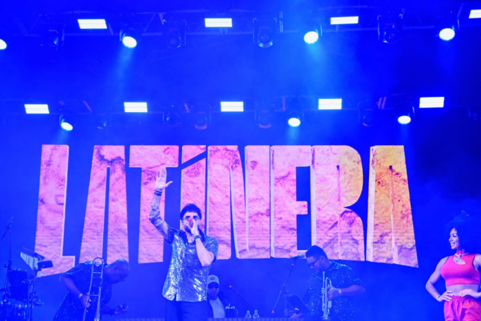 Penúltima noite da Arena de Verão lota Camburi com dois shows e transmissão em TV aberta