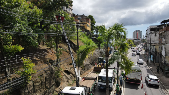 Ação de limpeza em encosta da avenida Maruípe