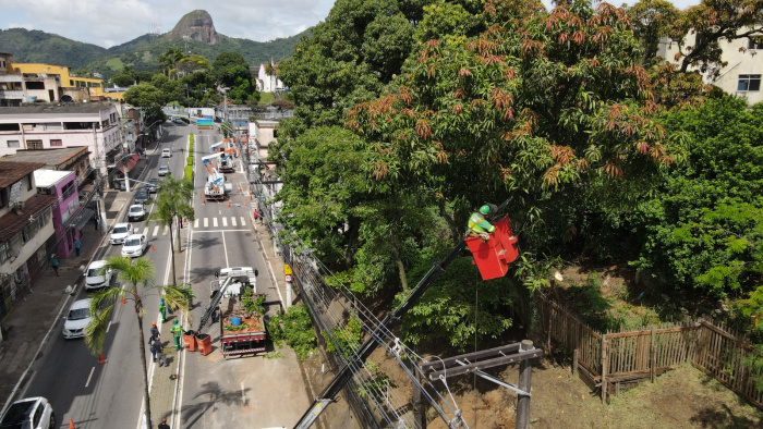 Ação de limpeza em encosta da avenida Maruípe