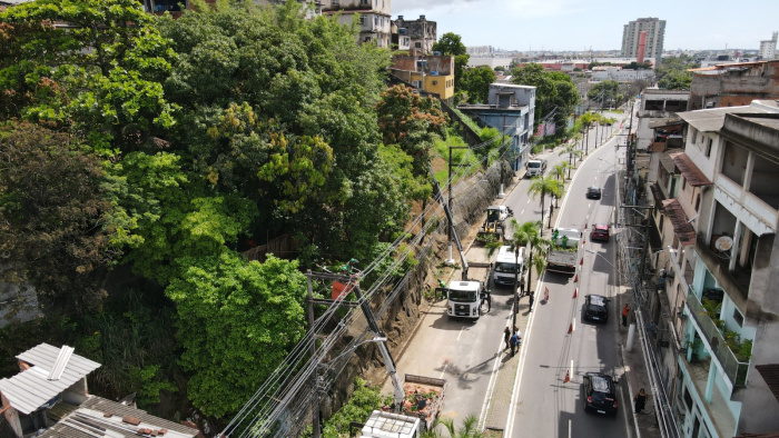 Ação de limpeza em encosta da avenida Maruípe