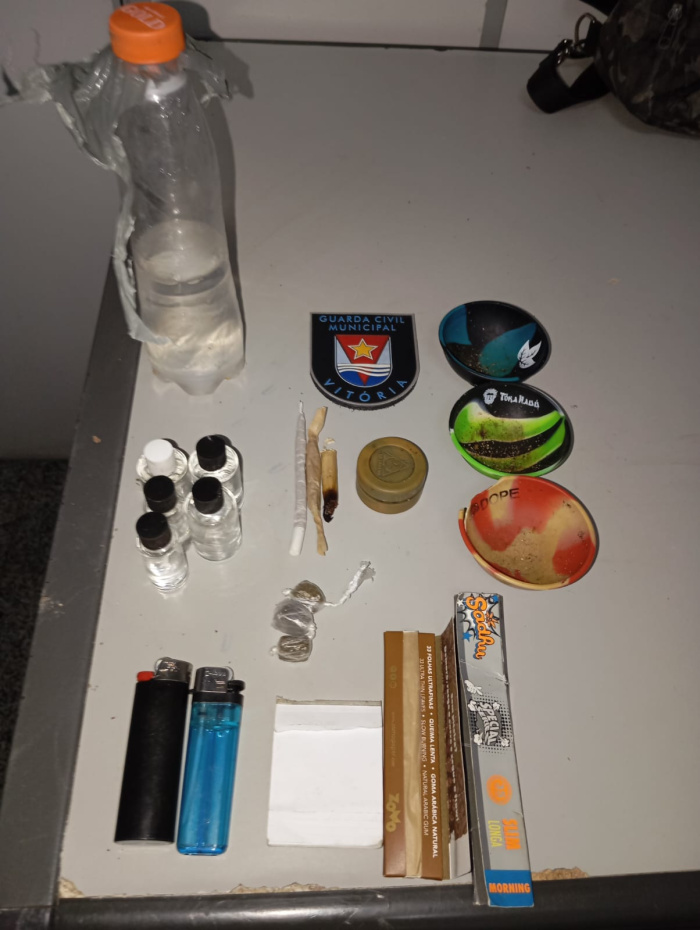 Jovens vão parar na delegacia após serem flagrados com drogas em Camburi