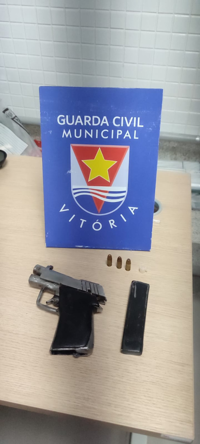 Guarda de Vitória detém dupla com arma de fabricação caseira e motocicleta roubada