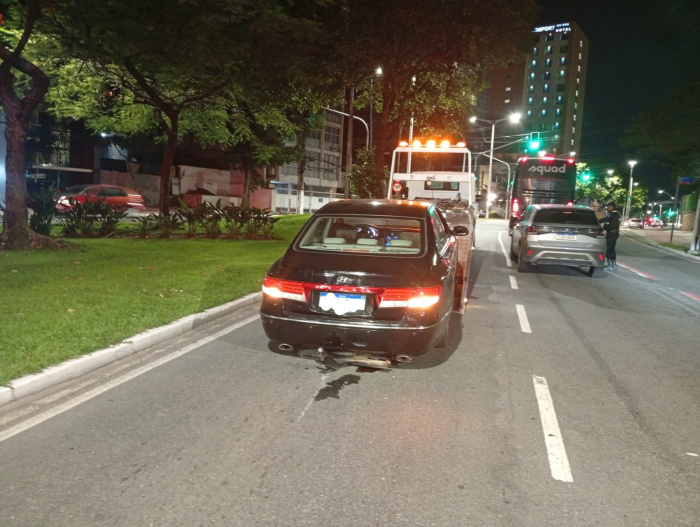 Reboque irregular, recusa de teste de embriaguez e CNH vencida: carro é flagrado com infrações
