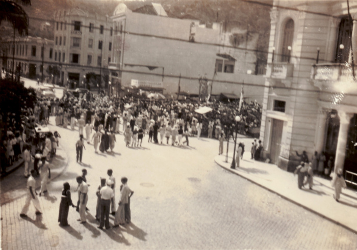 Carnaval na Praça Costa Pereira. À direita, Teatro Carlos Gomes. 1941