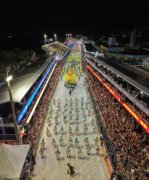 Imagem aérea do desfile de escola de samba no Sambão do povo