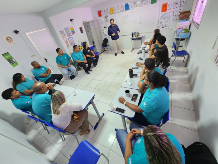Leonardo Amorim ministra palestra para trabalhadores do Abrigo 1