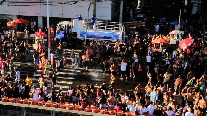 Caminhão pipa refrescou público durante passagem do bloco.