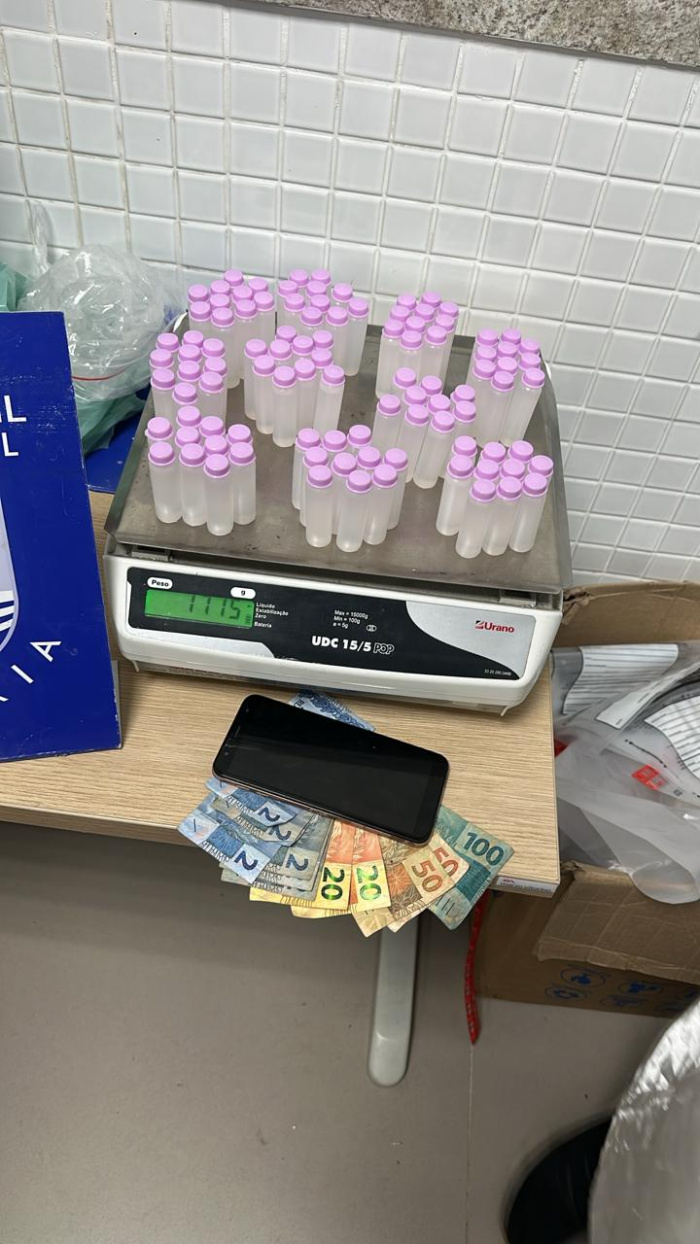 Segunda ocorrência apreendeu 99 frascos contendo substância análoga ao “loló”.