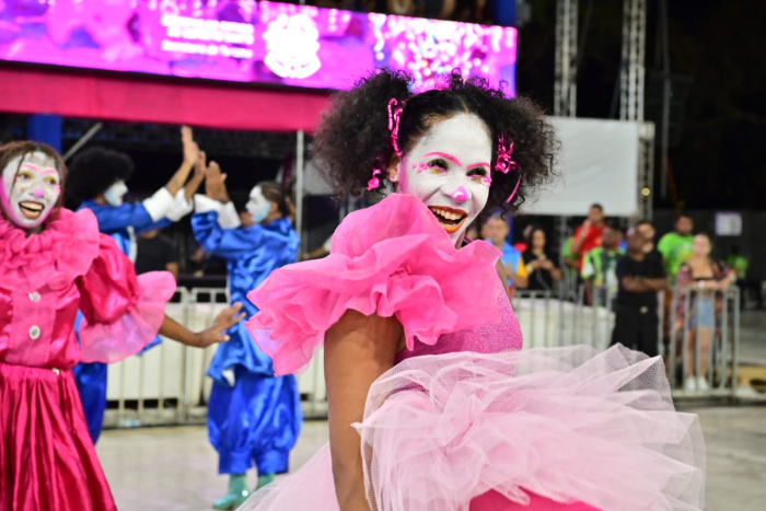 Império de Fátima emociona a avenida com viagem mágica pela imaginação infantil