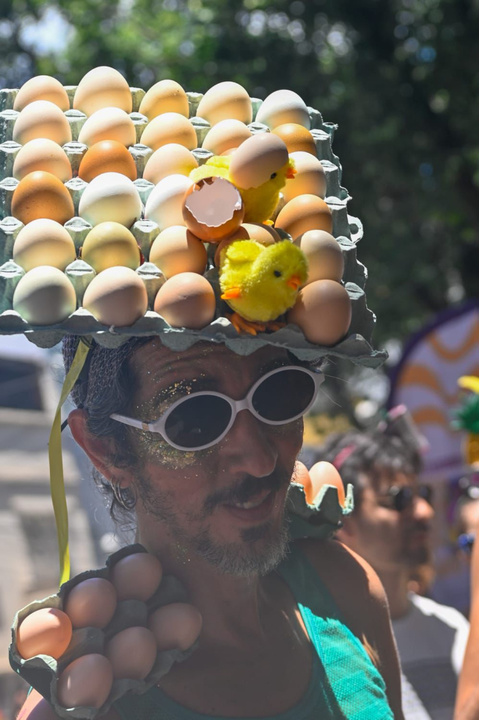 Criatividade fez parte dos "looks" em meio à multidão.