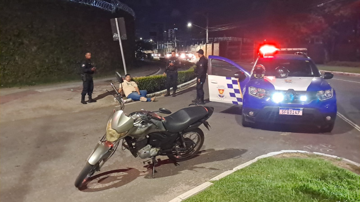 Guarda de Vitória flagra motociclista sem CNH e carona com drogas