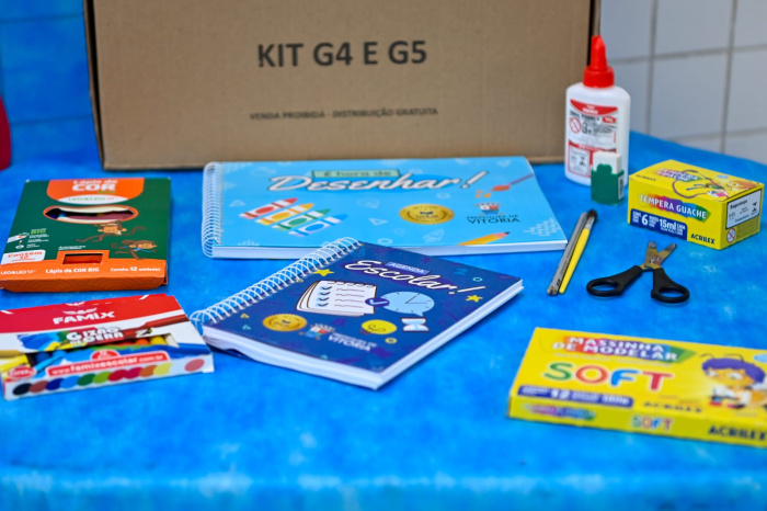 Entrega dos kits de material escolar e uniformes para estidantes da rede municipal de Vitória