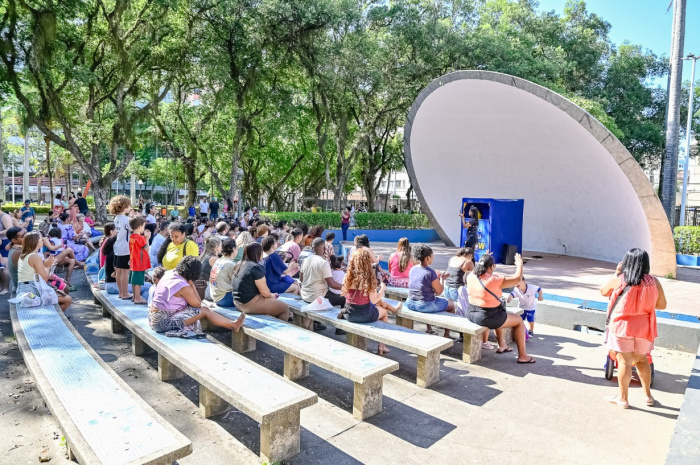 Famílias com crianças na concha acústica mais antiga do país, patrimônio histórico dos capixabas