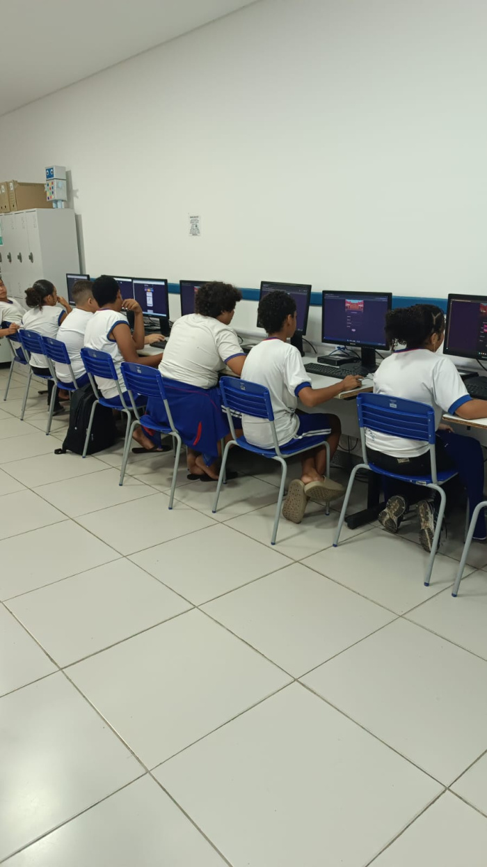 Estudantes da EMEF São Vicente de Paulo na plataforma Discola