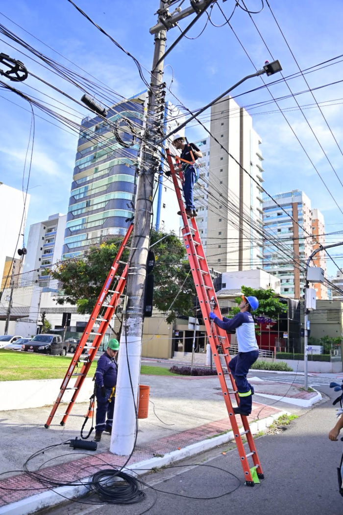 Vitória recebe ação para retirada de fios e postes