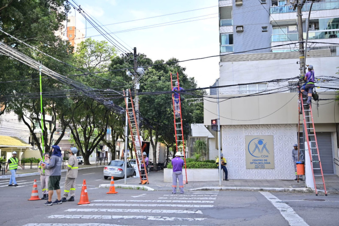 Vitória recebe ação para retirada de fios e postes