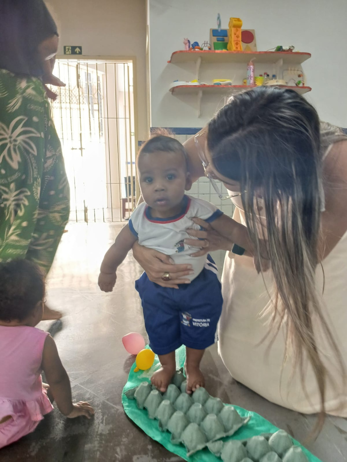 Crianças em tapete sensorial no CMEI Sinclair Phillips, em Caratoíra