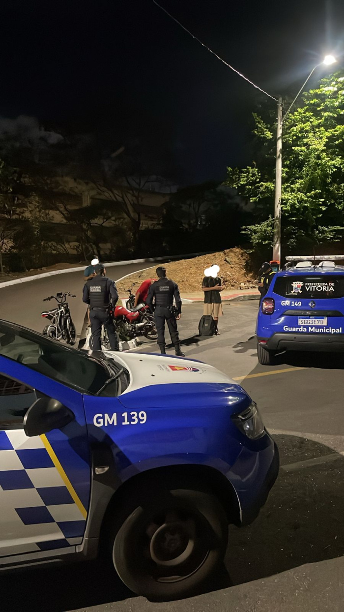 Guarda de Vitória flagra motociclista ‘dando grau’ e apreende condutor e menor