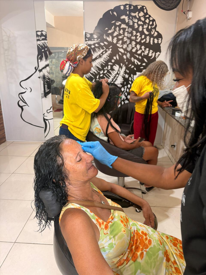 Mulheres acolhidas no Abrigo 1 têm dia de beleza