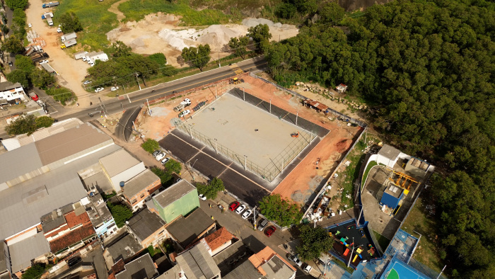 Início da concretagem do entorno do novo campo de futebol society do bairro Joana D´Arc