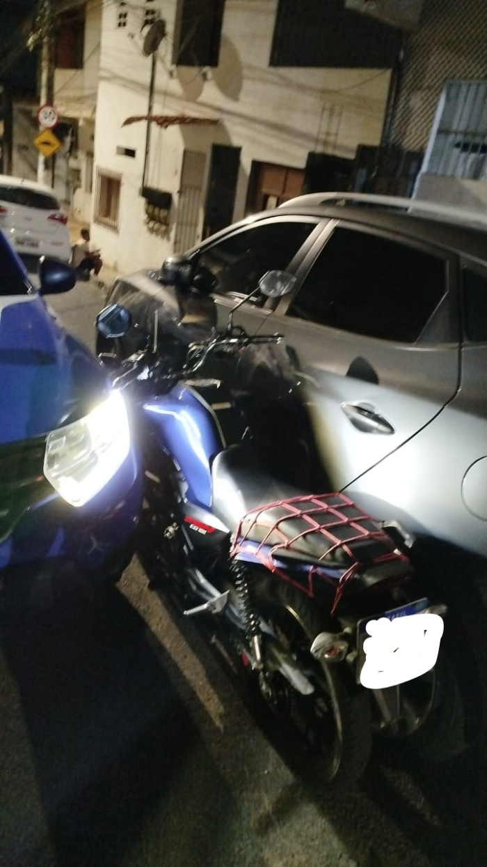 Motociclista bate em viatura após ‘dar grau’ e é detido pela Guarda de Vitória