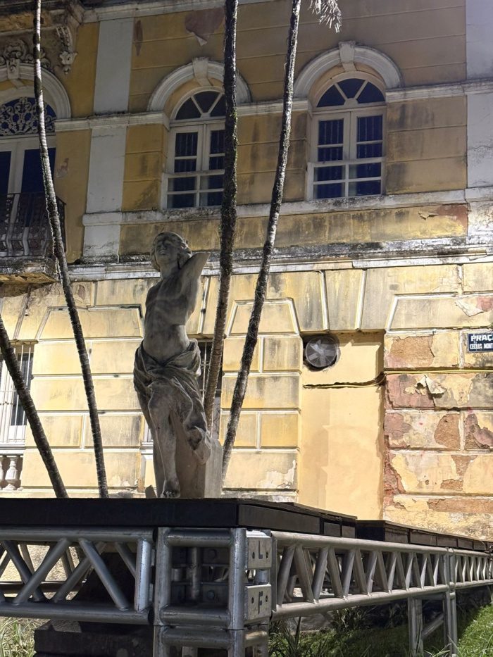 Estátua do Deus Hermes recolocada no local.