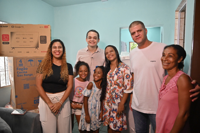 Entrega de melhorias habitacionais para família do bairro Do Cabral