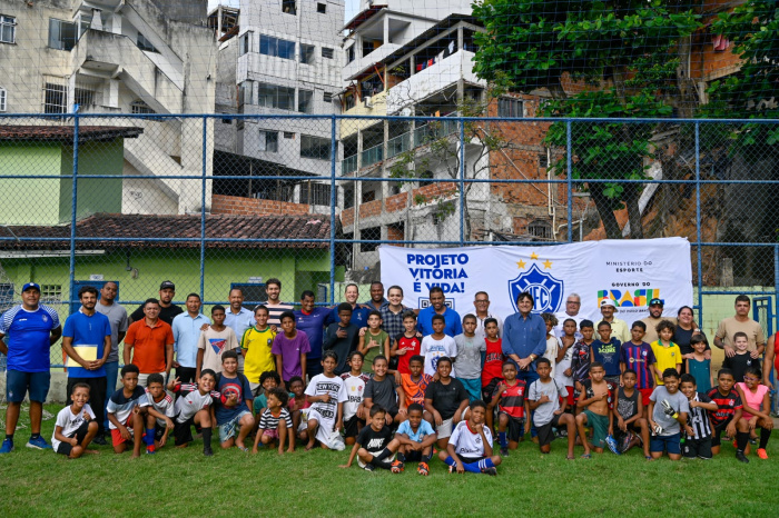 Projeto Vitória é Vida entrega uniformes a crianças que trinam no campo do Bonfim