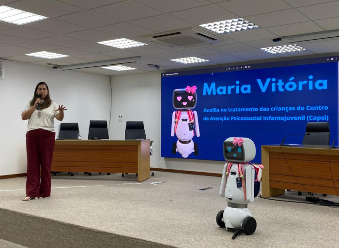 Subsecretária da Semus, Patrícia Vedova, apresenta a robô Maria Vitória em evento do TJES