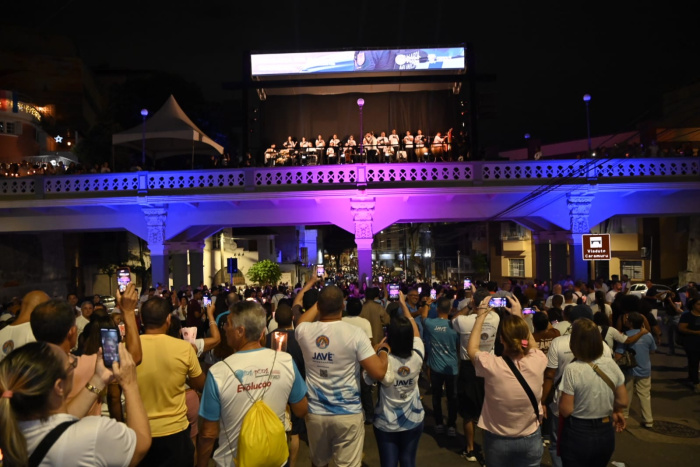 Apresentação da Orquestra Sonatha, sobre o Viaduto Caramuru, no coração da cidade