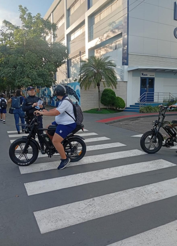 Guarda de Vitória realiza ações educativas em escolas sobre uso de bicicletas elétricas