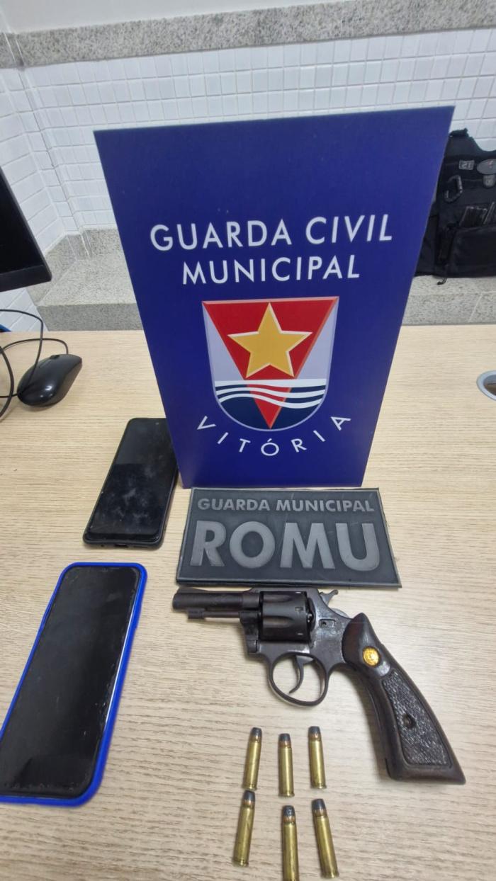Dupla é detida pela Guarda de Vitória com arma ilegal e suborno