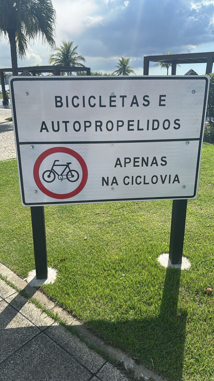 Prefeitura de Vitória implanta nova sinalização vertical na Orla de Camburi e na Mata da Praia