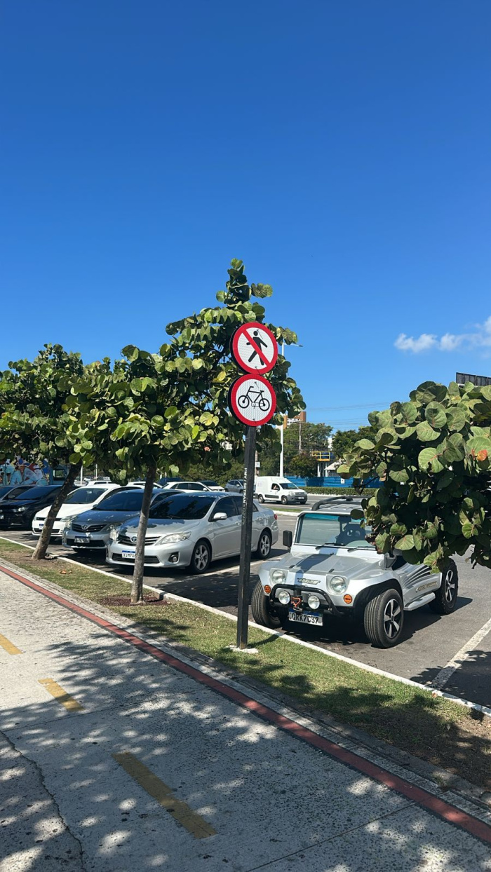 Prefeitura de Vitória implanta nova sinalização vertical na Orla de Camburi e na Mata da Praia