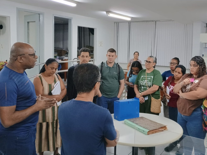 Os estudantes conheceram as práticas de conservação dos documentos realizadas no Arquivo Municipal
