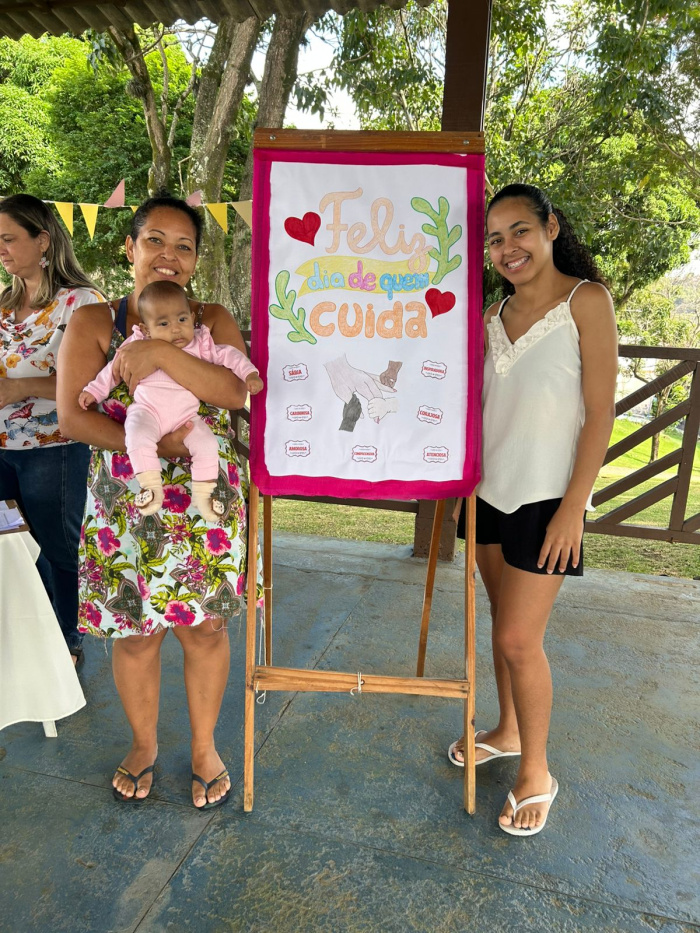 Lilian com a filha Fernada e a Netinha Kimberli no café da manhã no Cras Santa Martha
