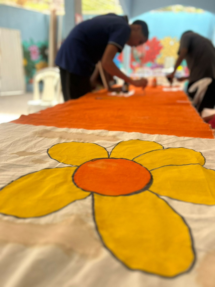 Produção de Gérberas para ação do Maio Laranja no Centro de Convivência Romão