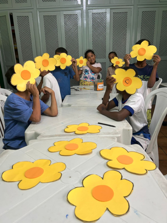 Produção de Gérberas para ação do Maio Laranja no Centro de Convivência Romão